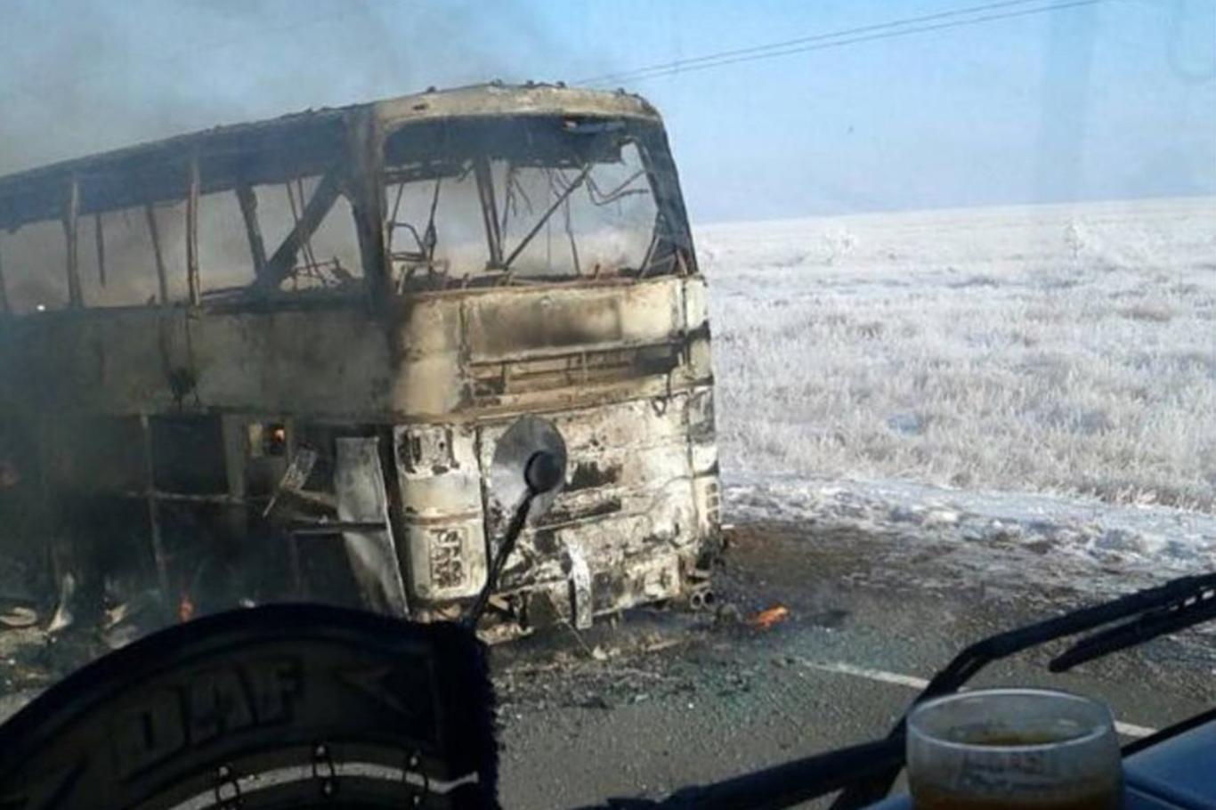 Kazakistan'da yolcu otobüsü yandı: 52 ölü